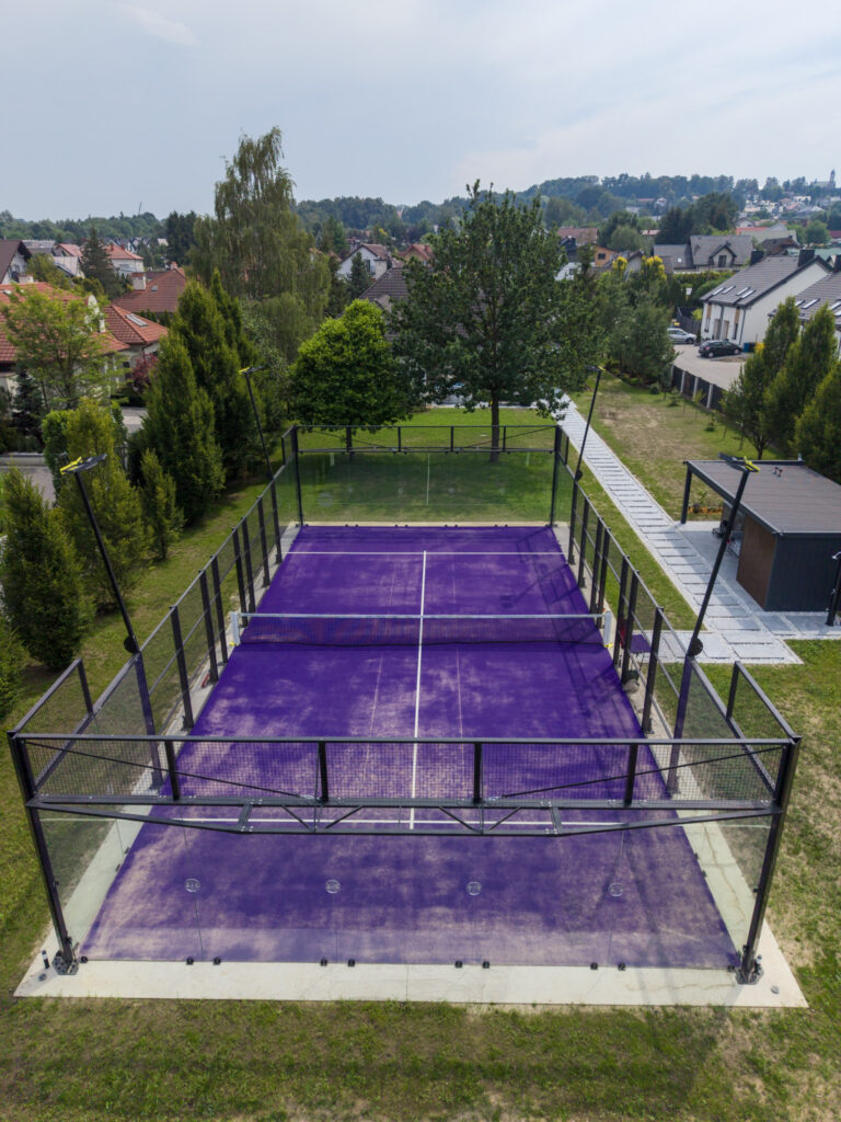 Bílý padelový kurt Go4Padel smontovaný na ploše tenisového kurtu, pohled shora