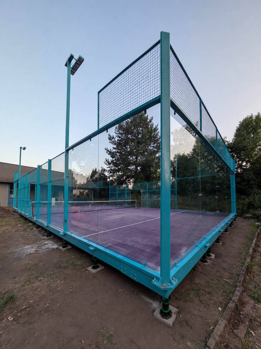 Hotový padelový kurt na mobilní platformě — venkovní instalace, realizace v Praze