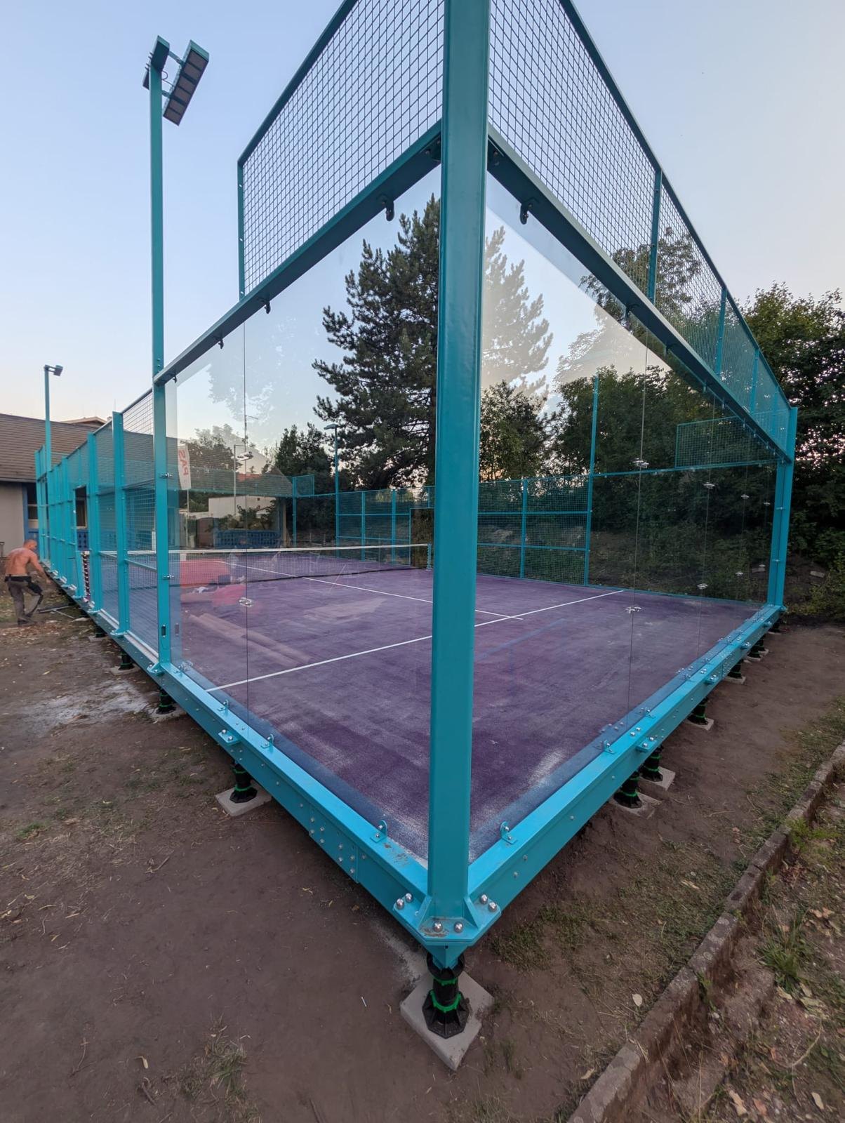 Go4Padel Core — panoramatický padelový kurt na mobilní platformě Smart, realizace v Praze