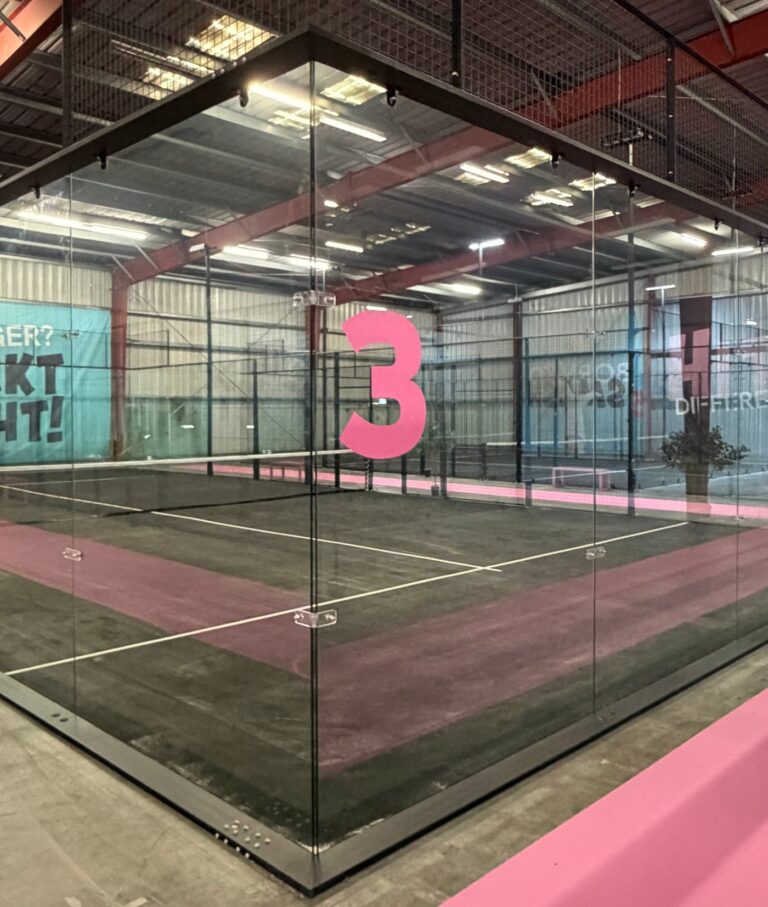 Roh ultrapanoramatického kurtu Go4Padel Precision, sklo spojené bez rohového sloupku