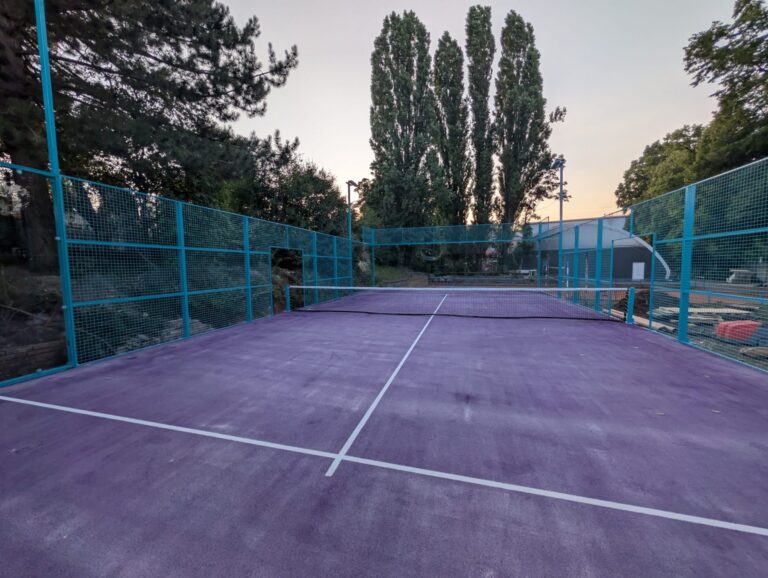 Padelový kurt Go4Padel, realizace v Praze, povrch a středová síť
