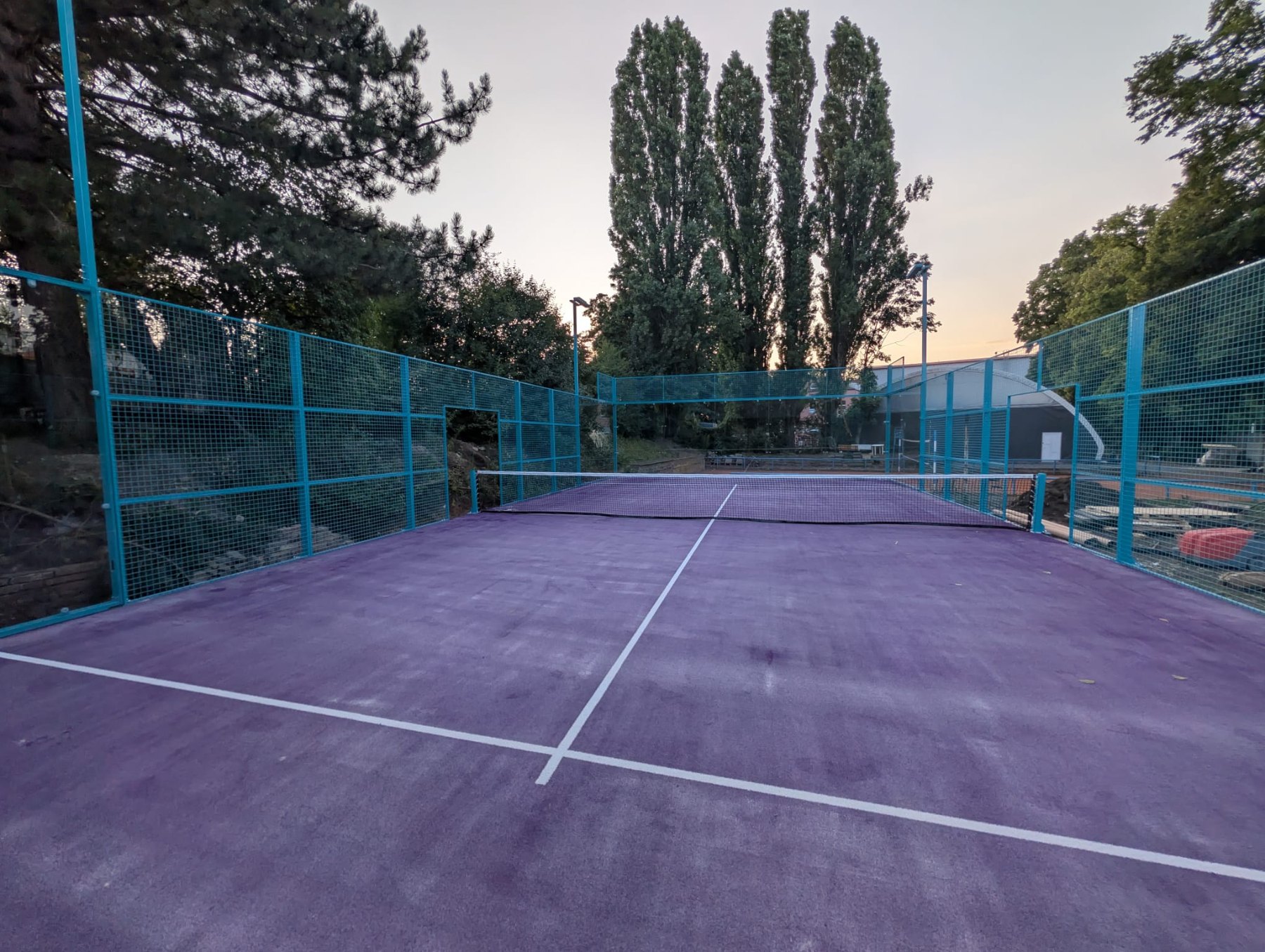 Panoramatický padelový kurt Go4Padel — realizace v Praze, povrch a středová síť